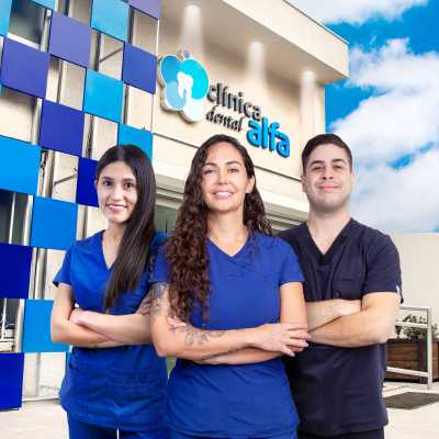 Equipo implantológico de Clínica Dental Alfa