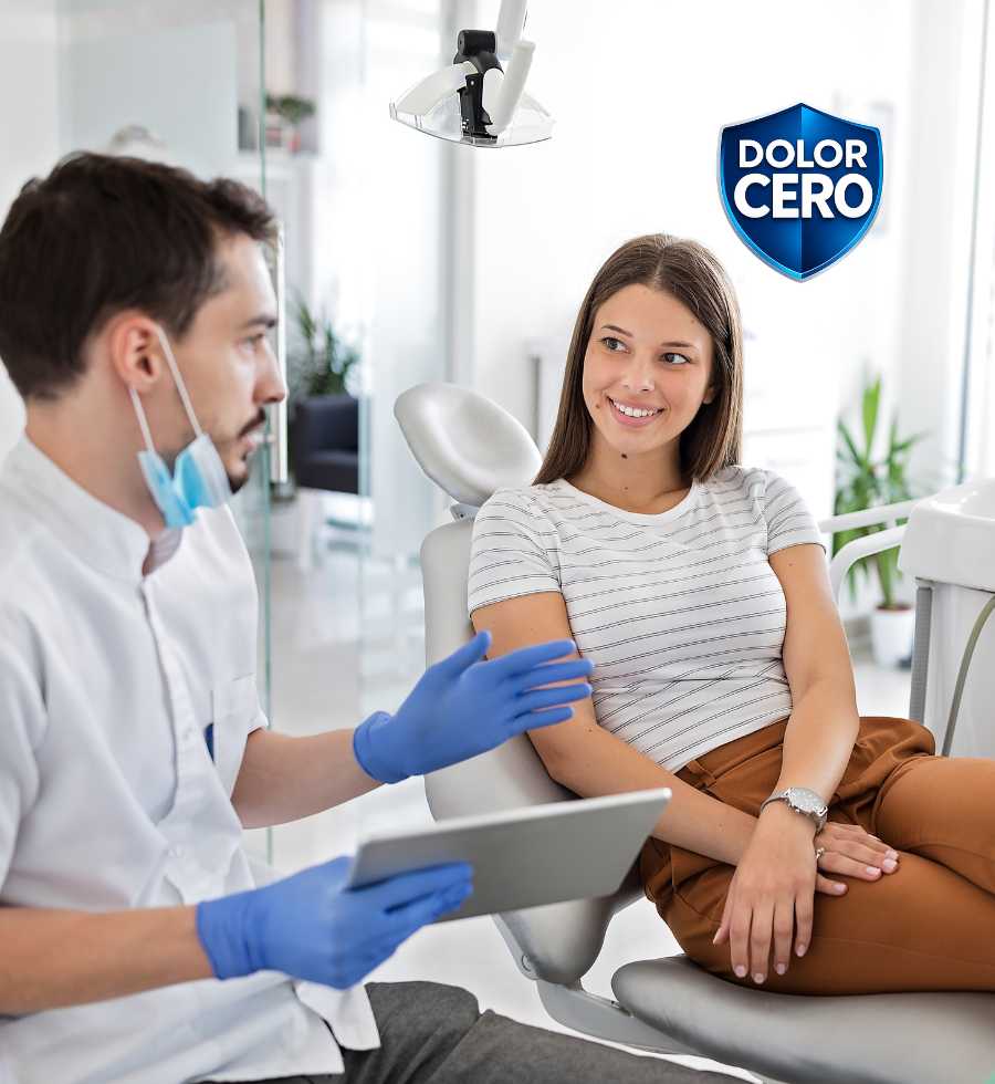 Paciente en diagnóstico dental recibiendo orientación clara en Clínica Dental Alfa, Maipú